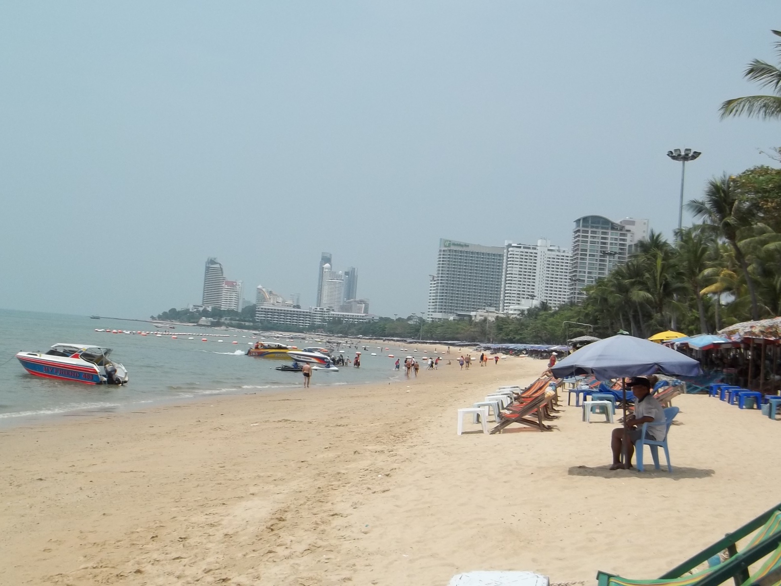 Отдых на пляже на курорте в Паттайе, Таиланд