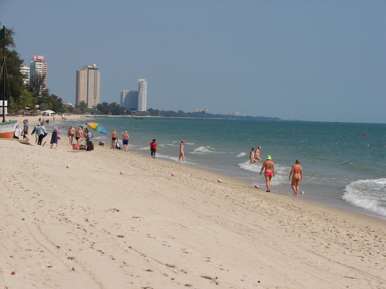 Отдых на пляже на курорте Ча Ам, Таиланд