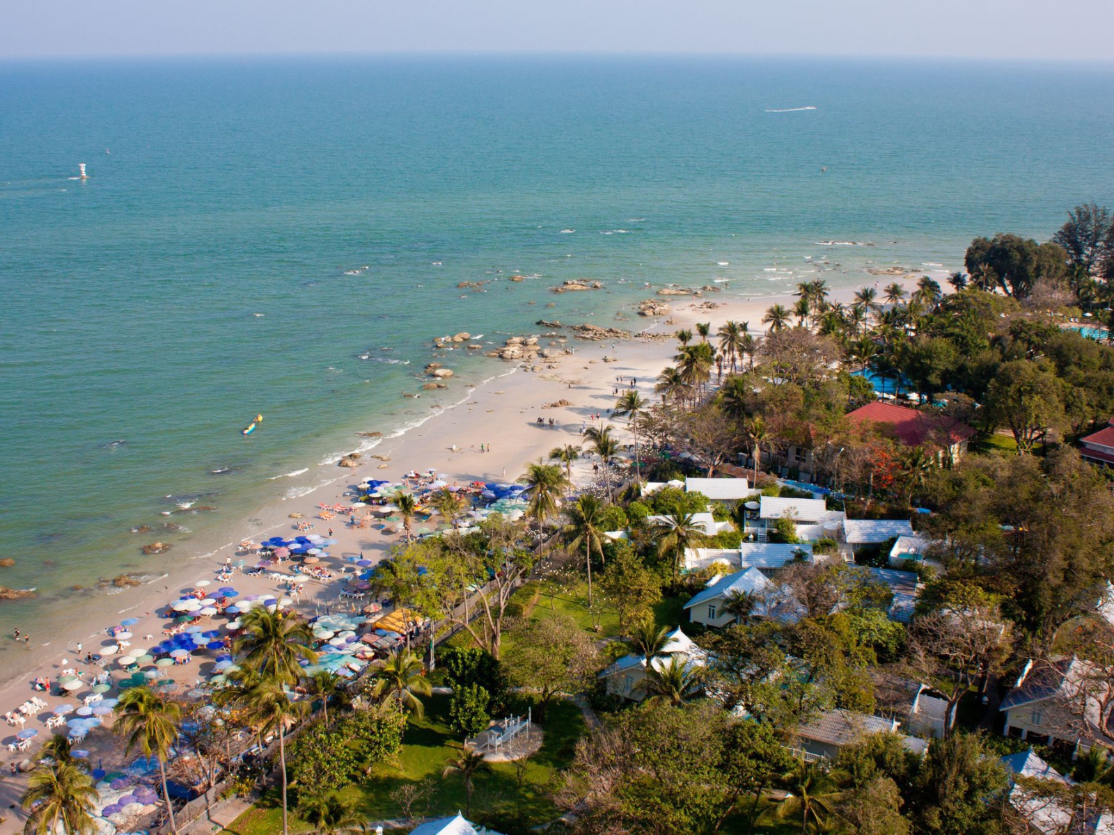 Отдых на пляже на курорте Хуа Хин, Таиланд