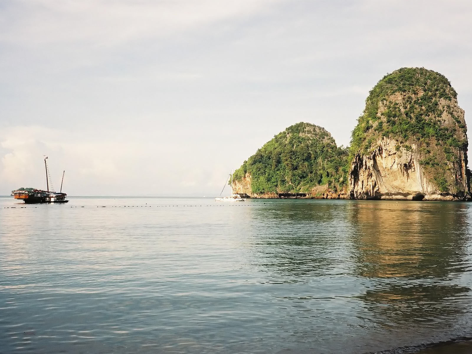 Скалы у берега на курорте Краби, Таиланд