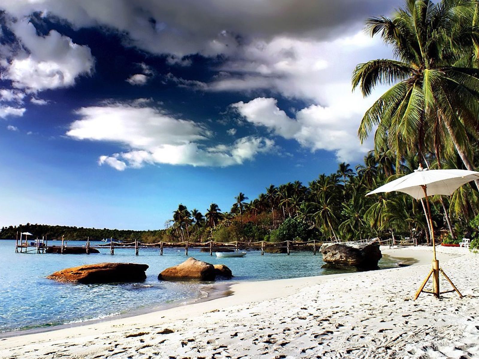 Песчаный пляж на курорте Ча Ам, Таиланд