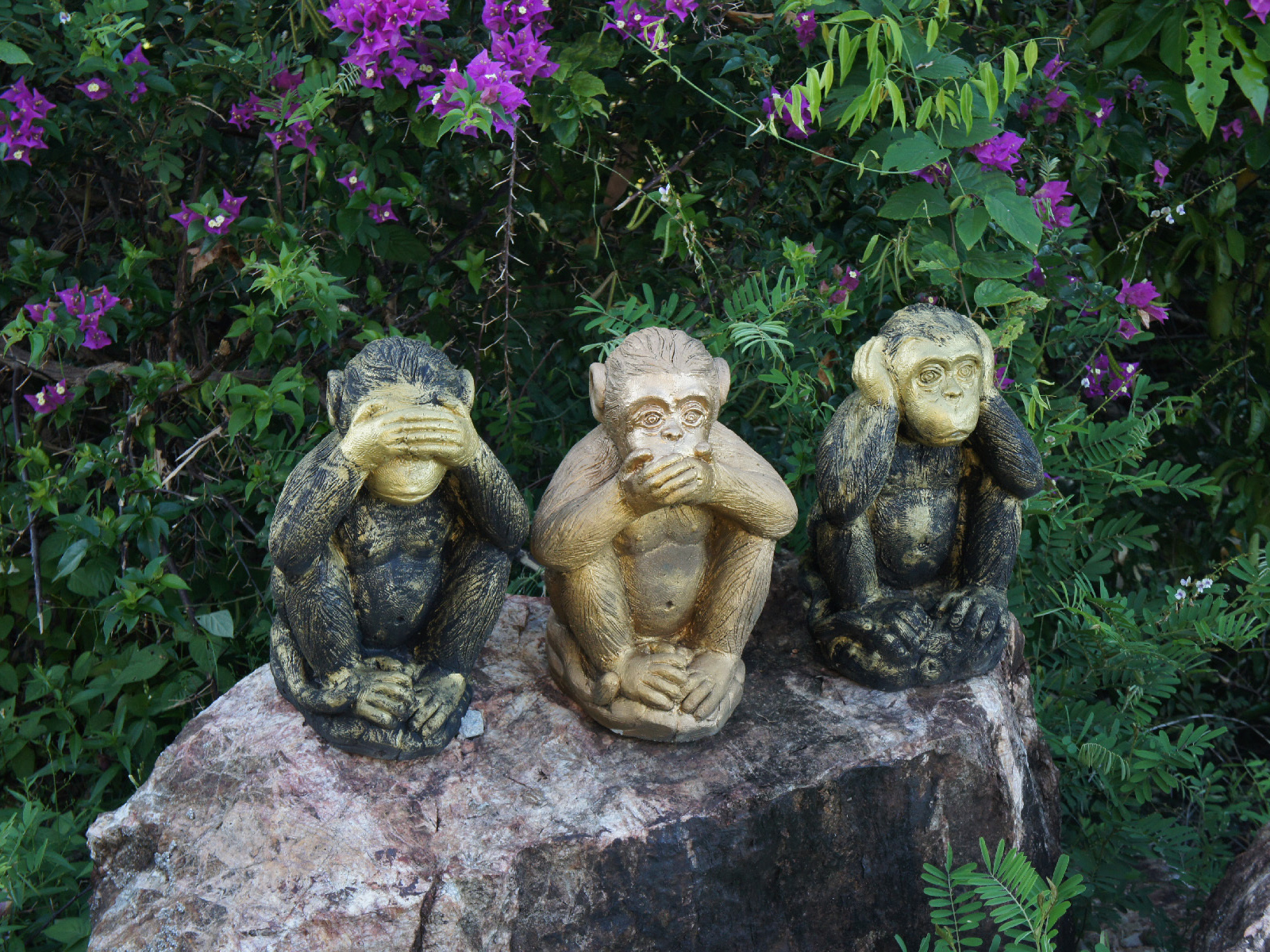 Скульптуры обезьянок на острове Самуи, Таиланд