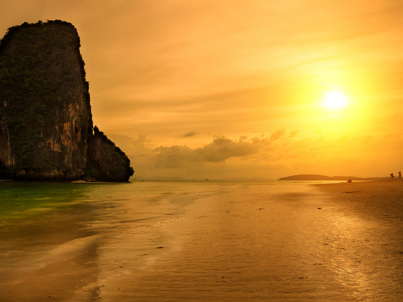 Закат солнца на пляже на курорте Краби, Таиланд