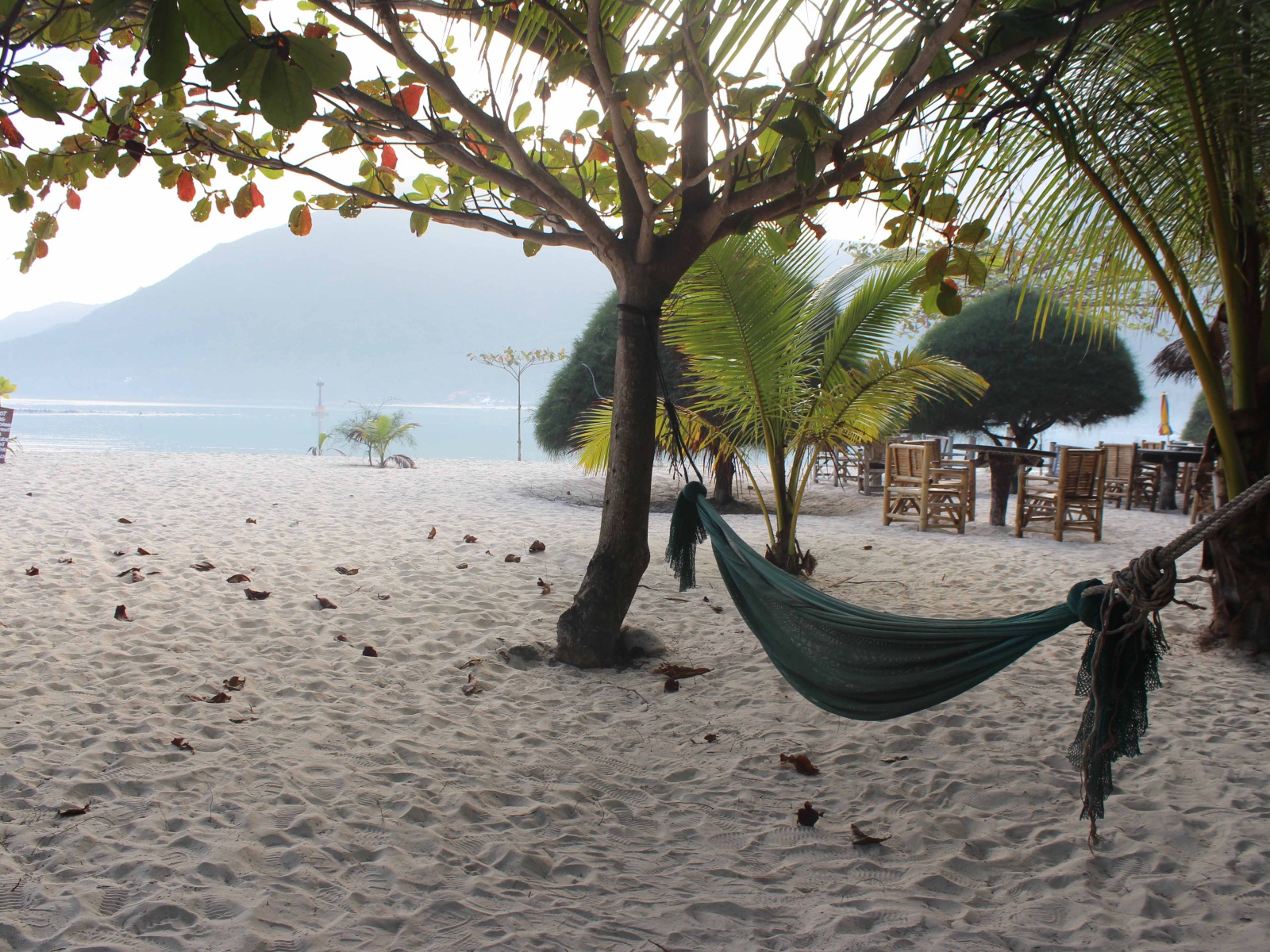 Белый песок на пляже на острове Самуи, Таиланд