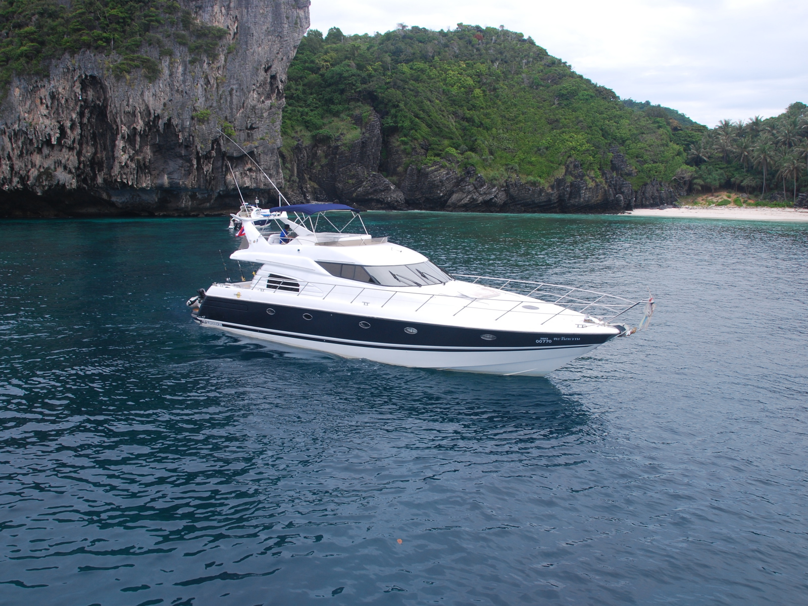 Яхта в заливе на курорте Хуа Хин, Таиланд