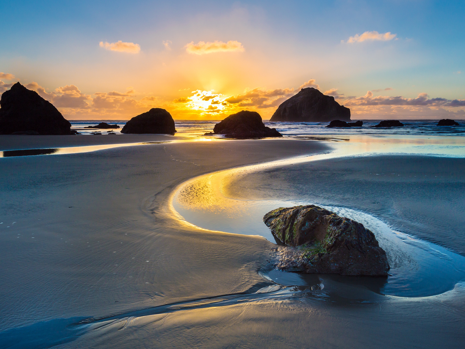 Знаменитые камни на побережье Бэндон, США