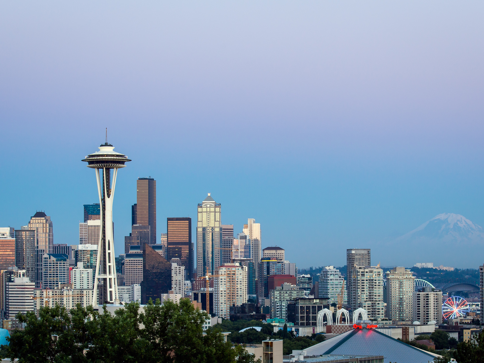 Сиэтл и стратовулкан Рейнир, США