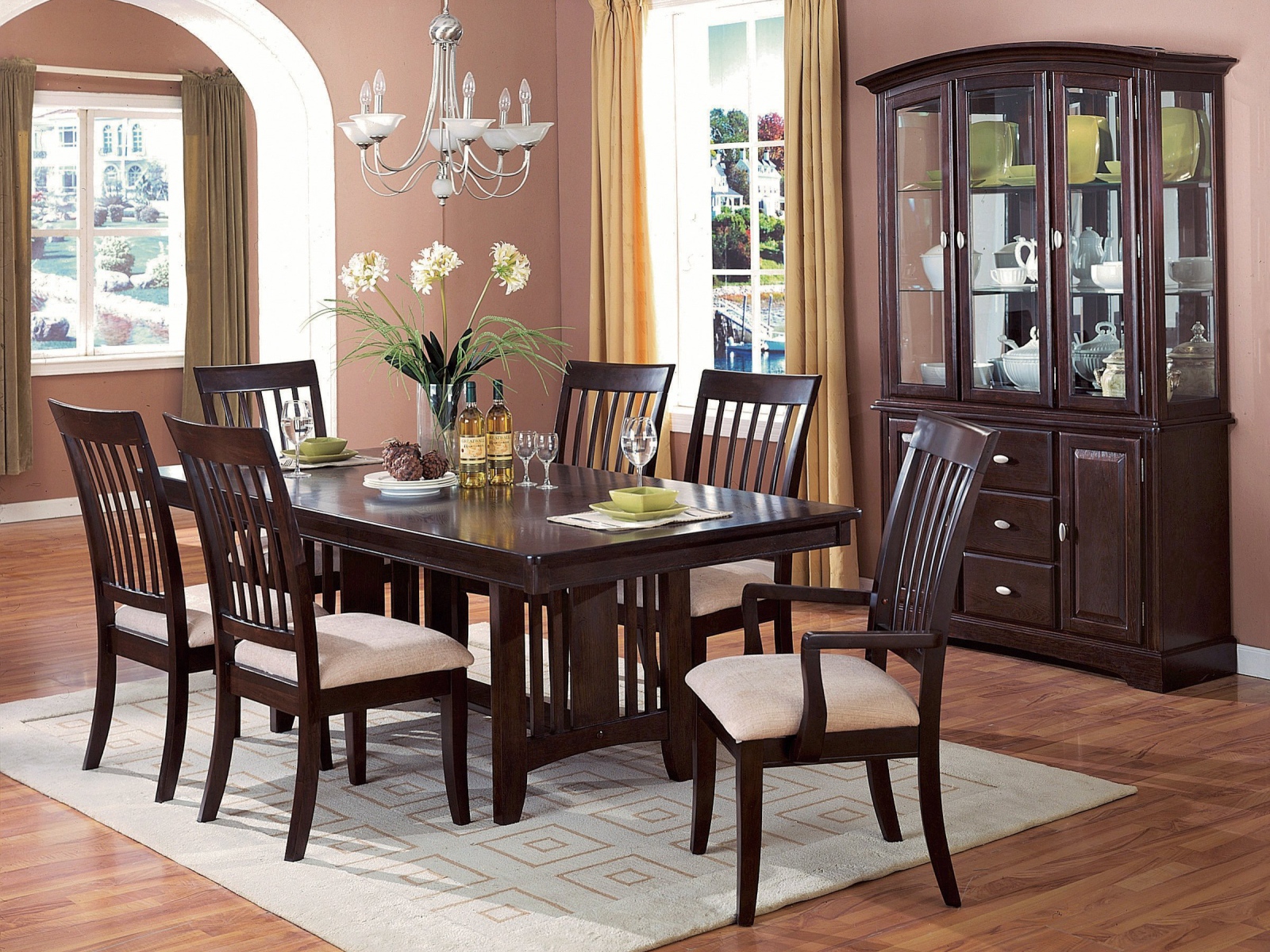 Букет цветов на столе в столовой