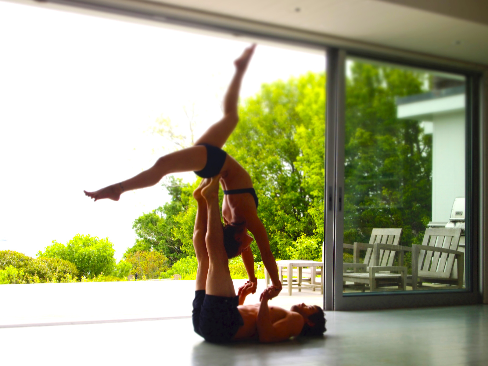 Пара заниматься йогой