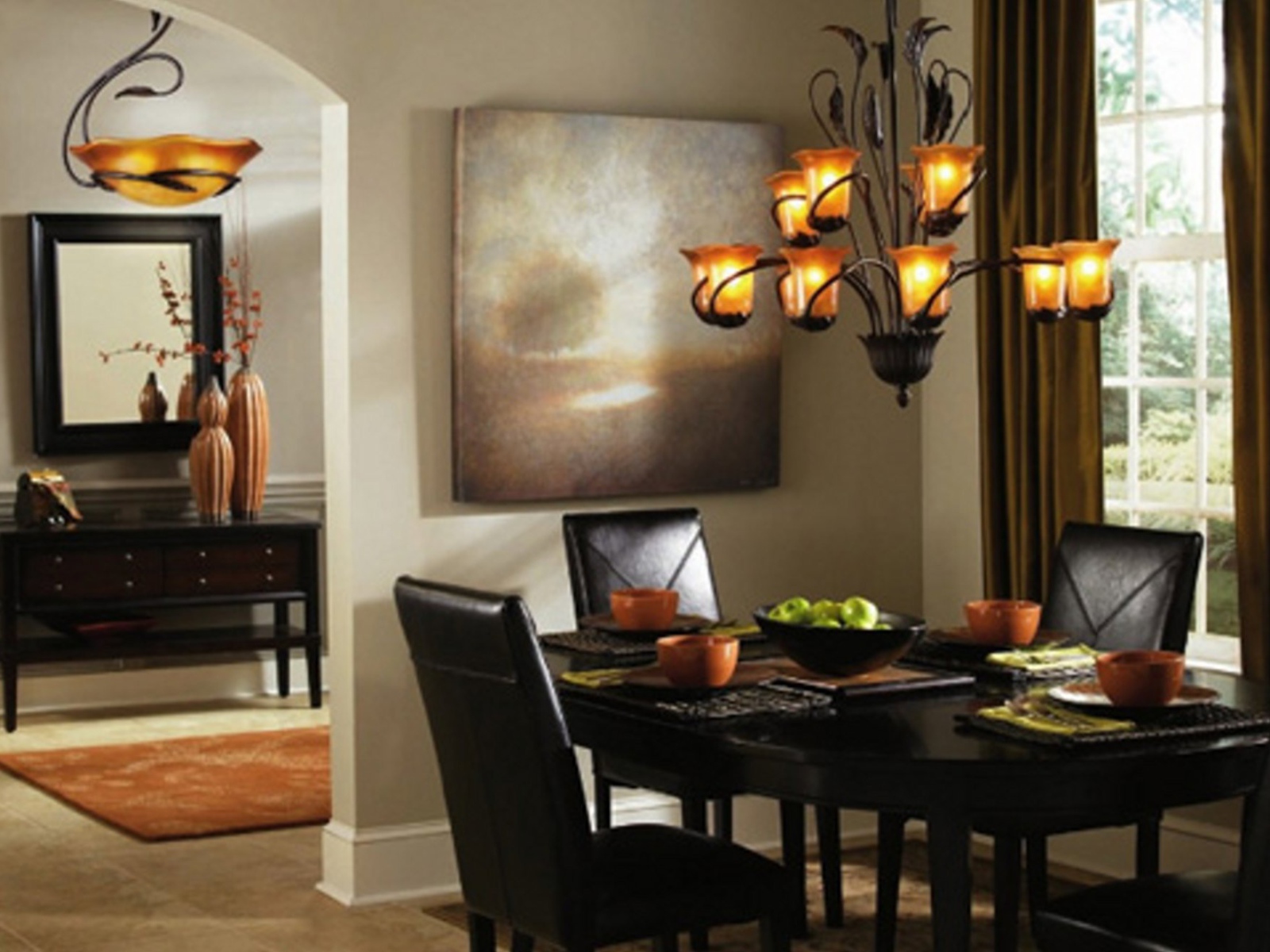 Большая люстра над столом