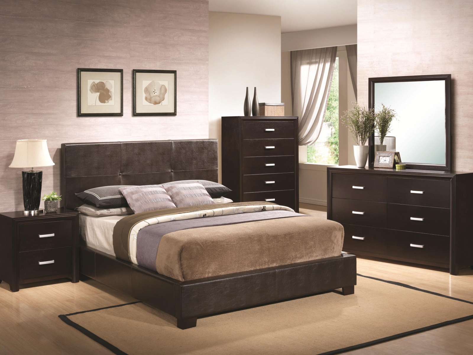 Большое зеркало в спальне