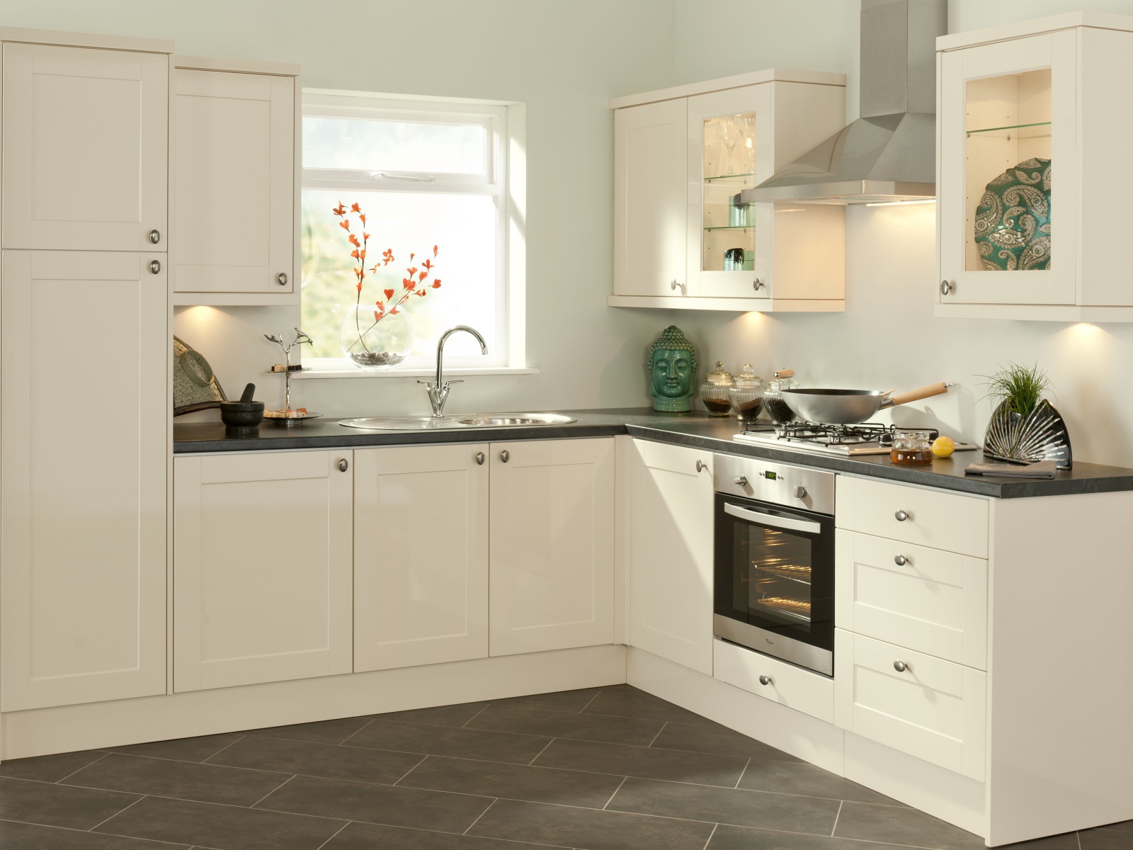 Небольшая светлая кухня