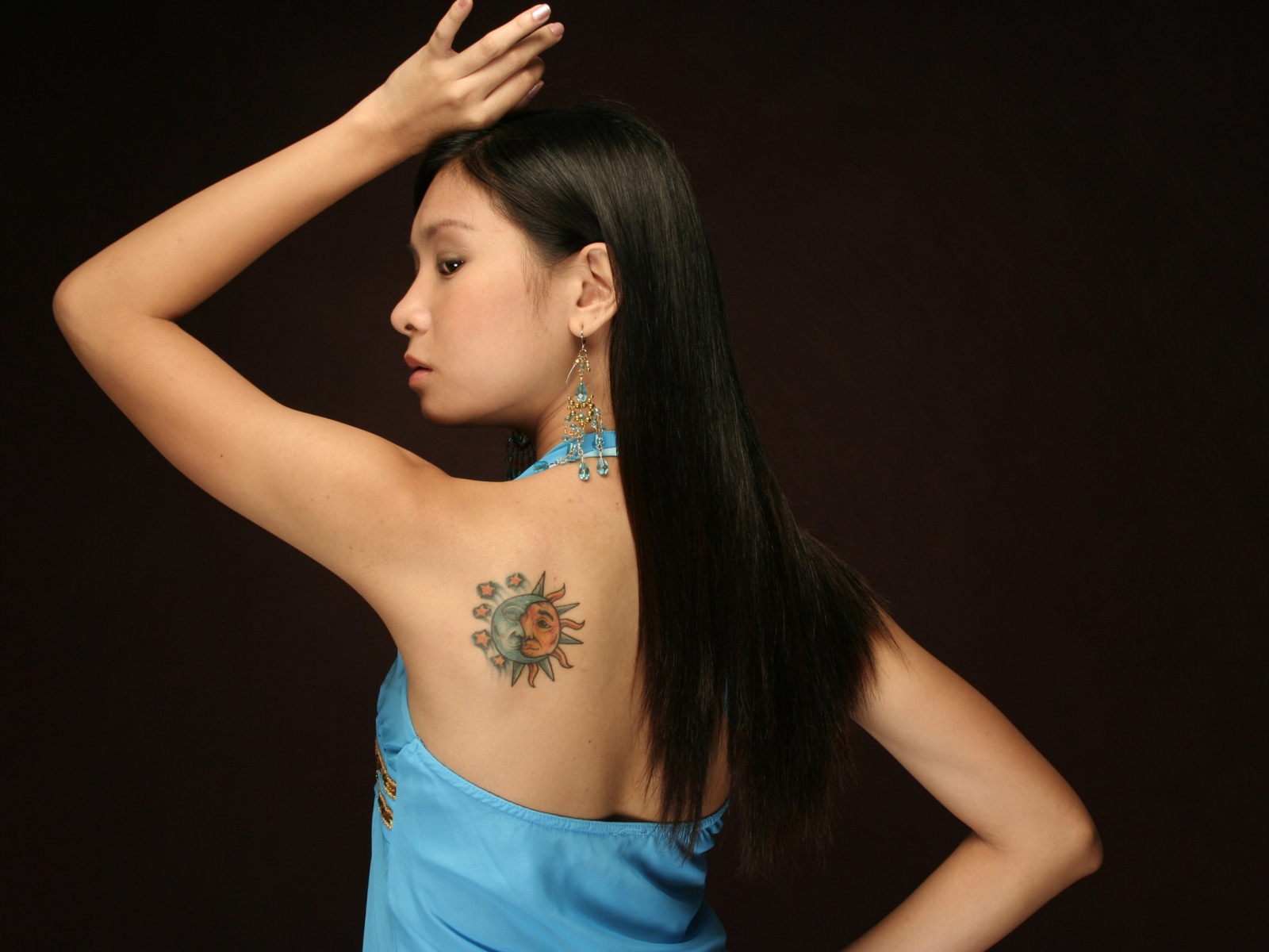 Женщина в голубом платье с тату 
