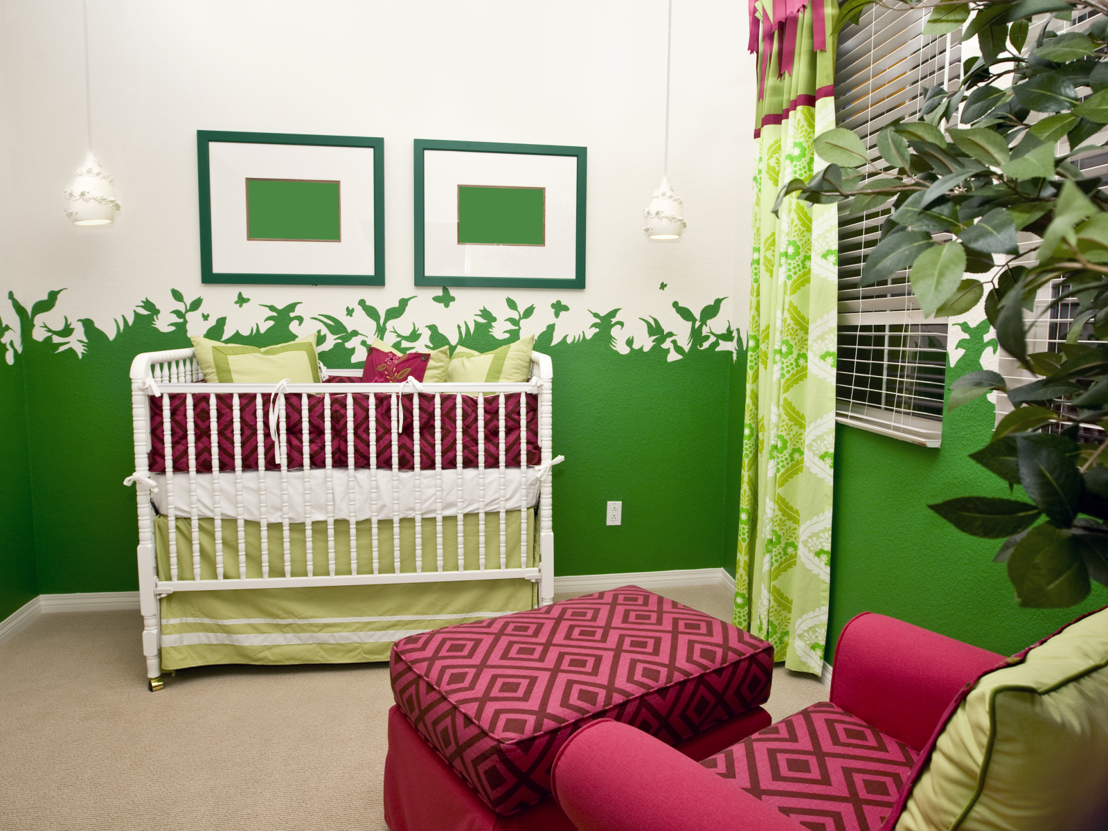 Кровать для малыша и кресло для мамы в детской