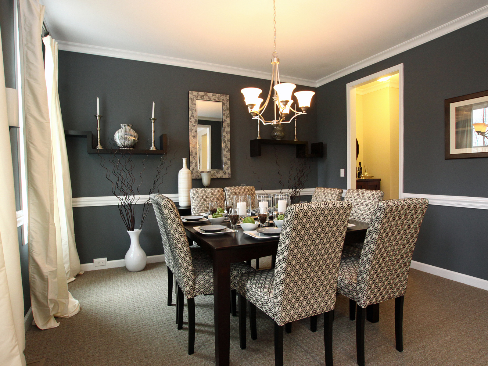 Черные стены в столовой