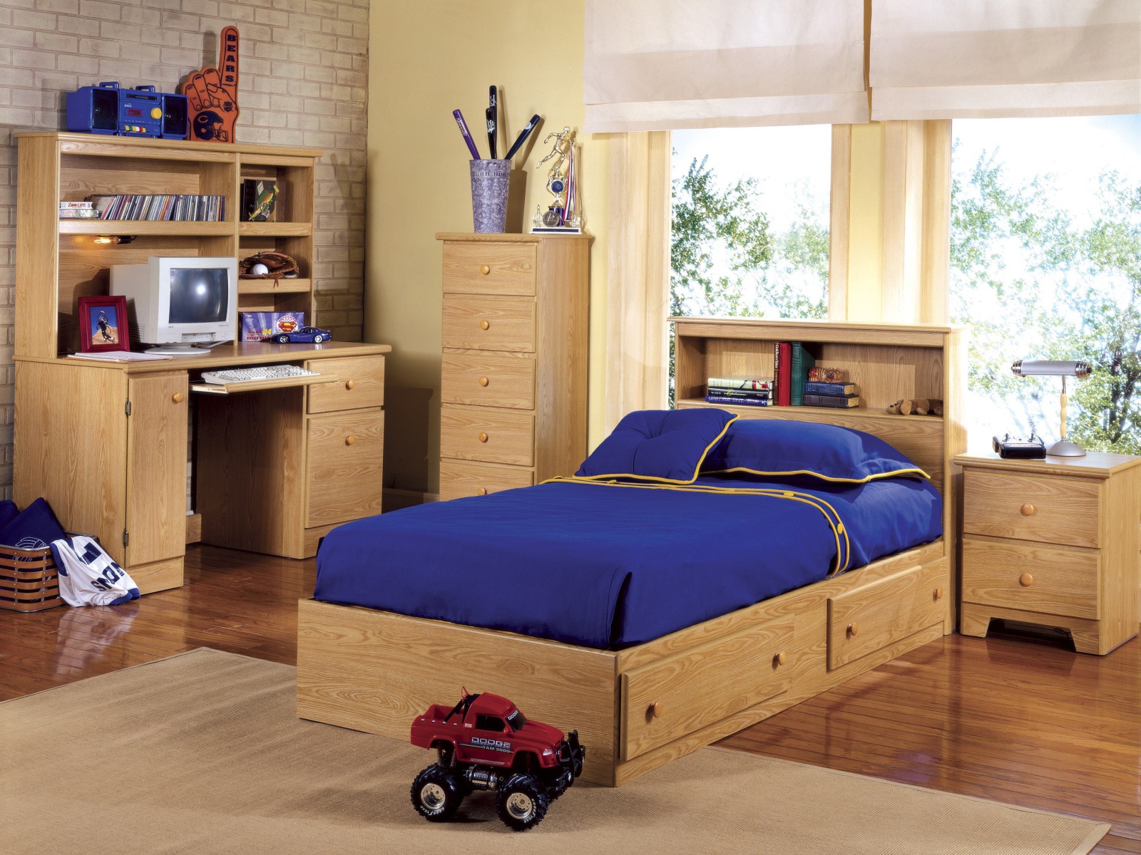 Голубая постель в детской комнате