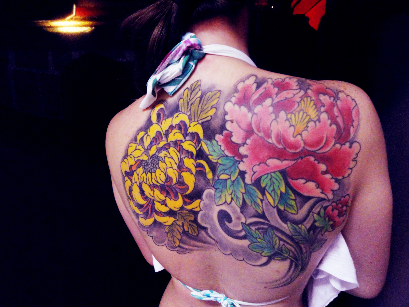 Тату букет на спине у девушки