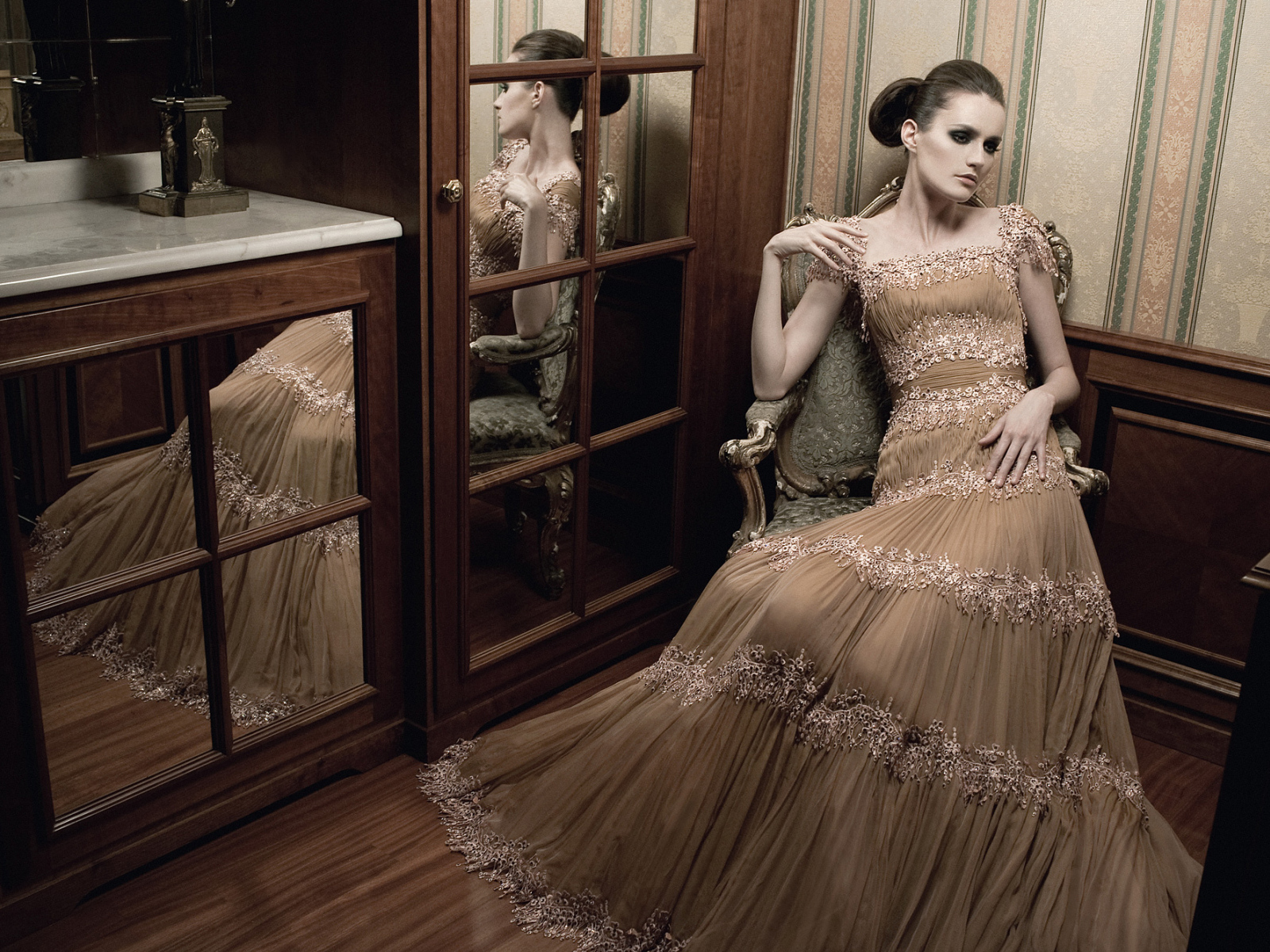 Брюнетка в шикарном платье