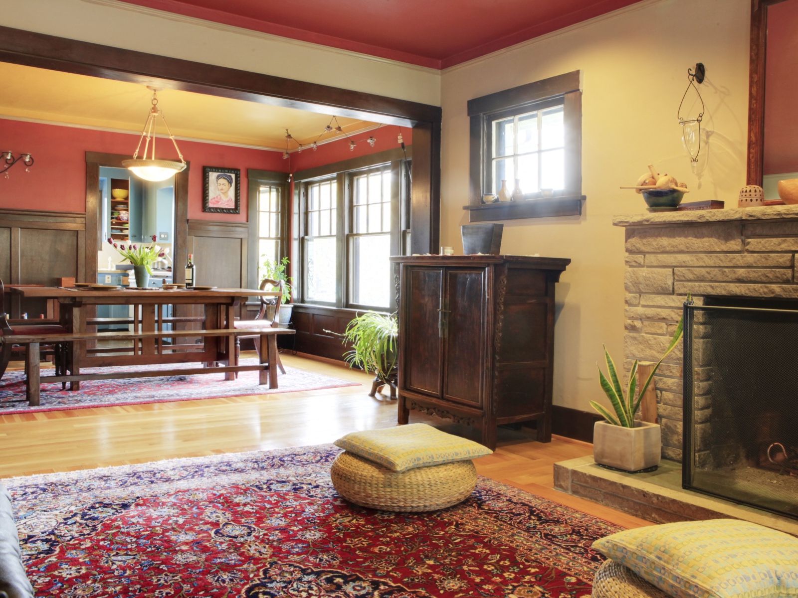 Горящий камин в гостиной