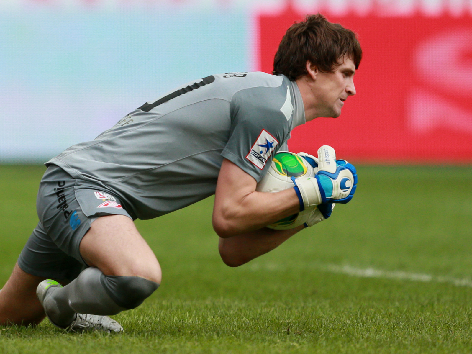 Пойманный мяч в руках вратаря Спартака Сергея Песьякова