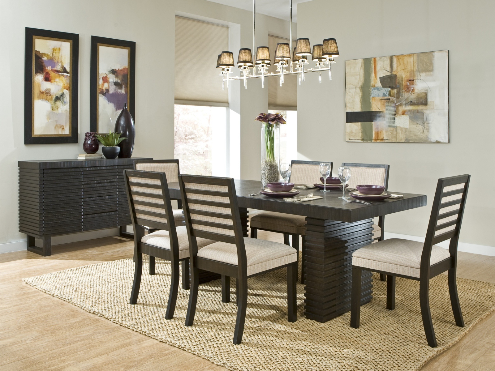 Люстра над столом в столовой