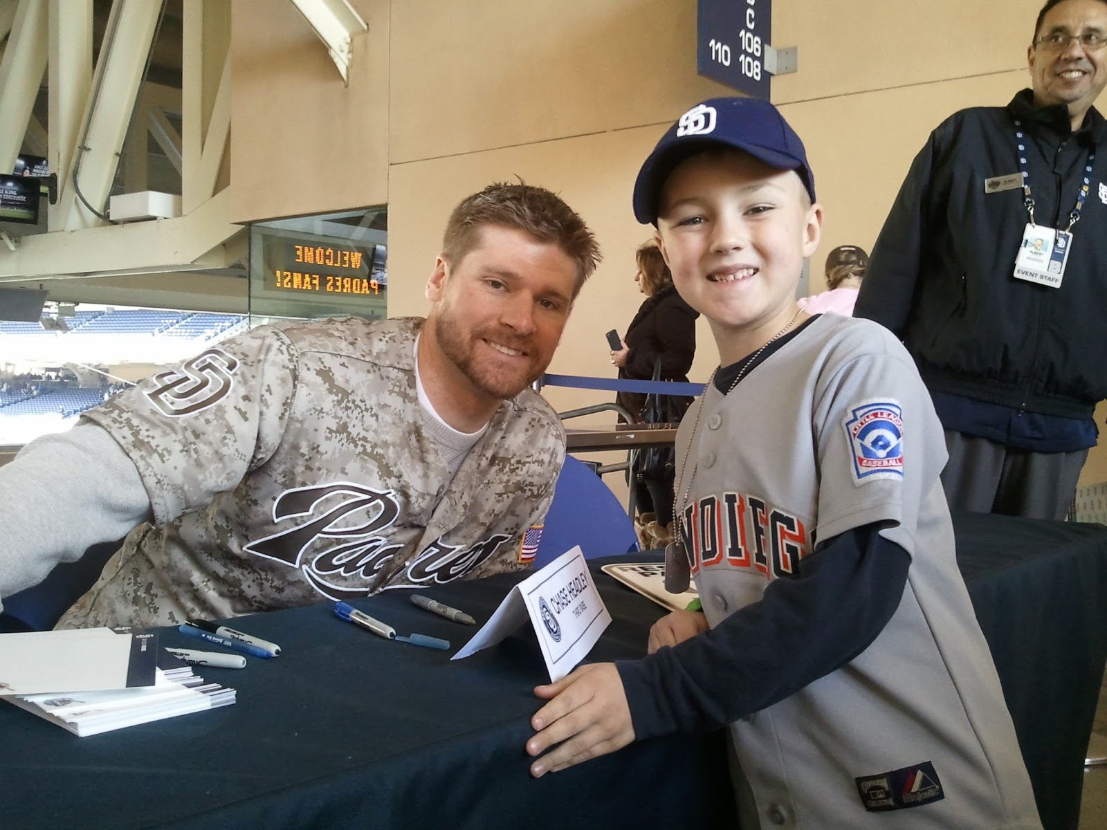 Чейз Хедли с поклонником бейсбола