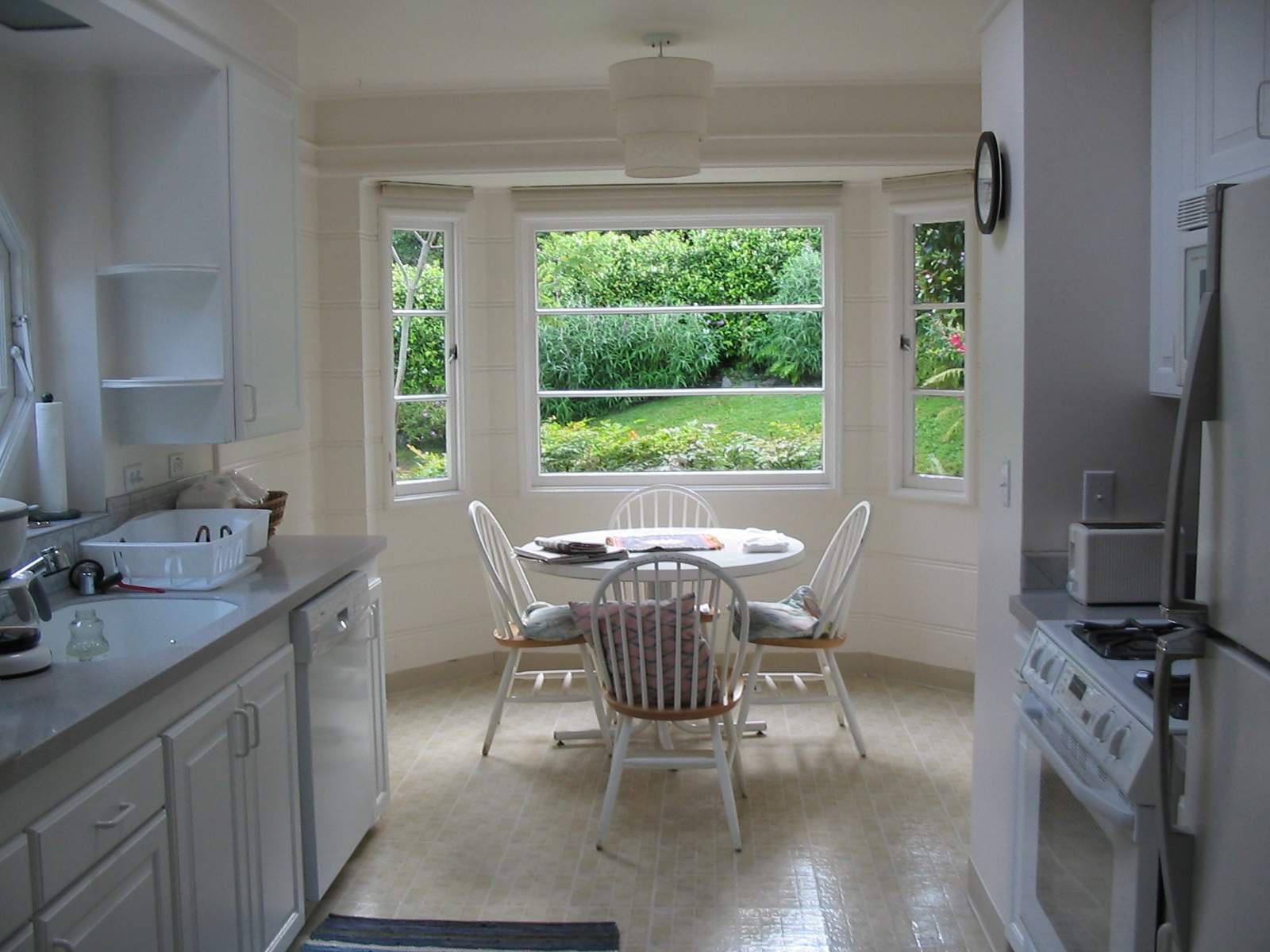 Окна столовой выходят в сад