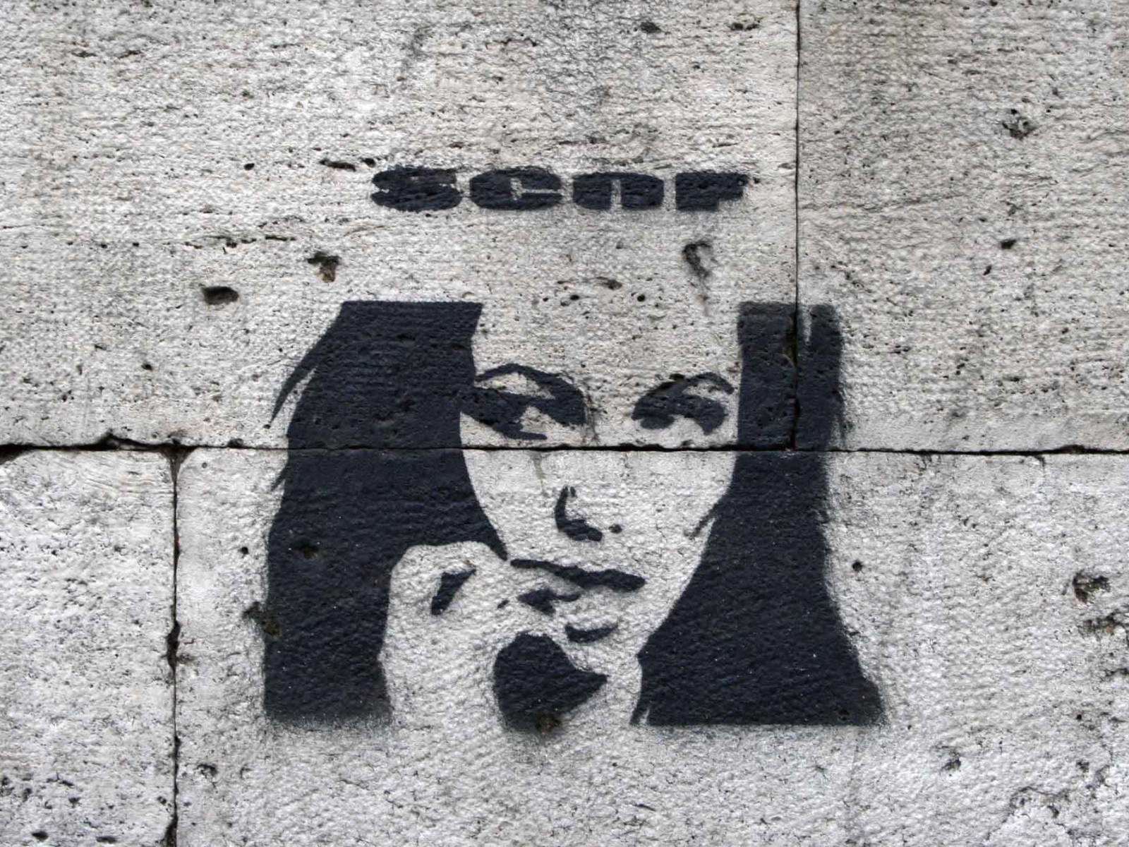 Рисунок девушки на стене