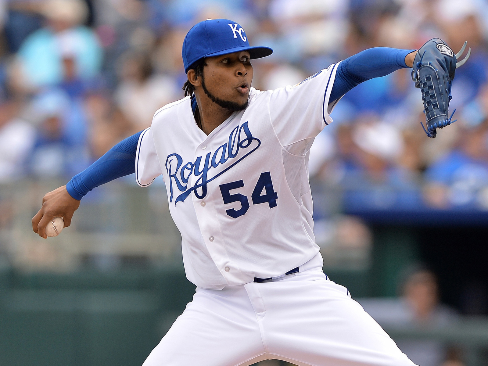 Эрвин Сантана бросает бейсбольный мяч