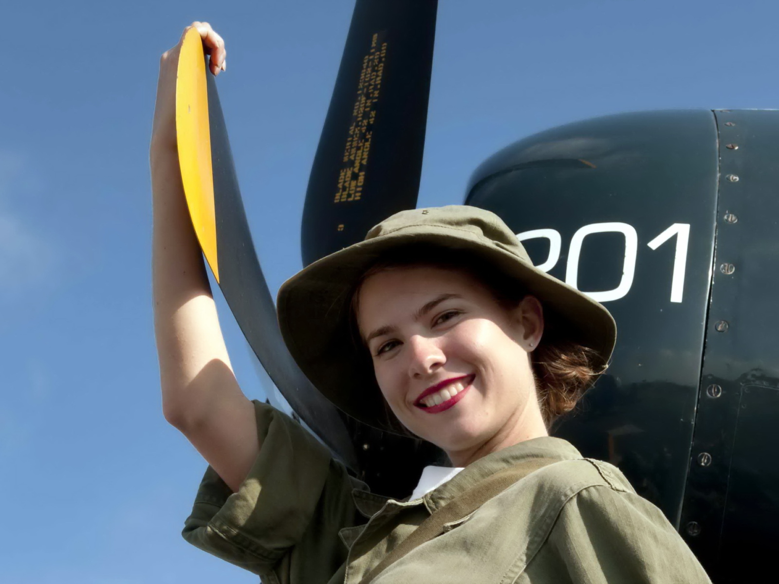 Девушка около самолета