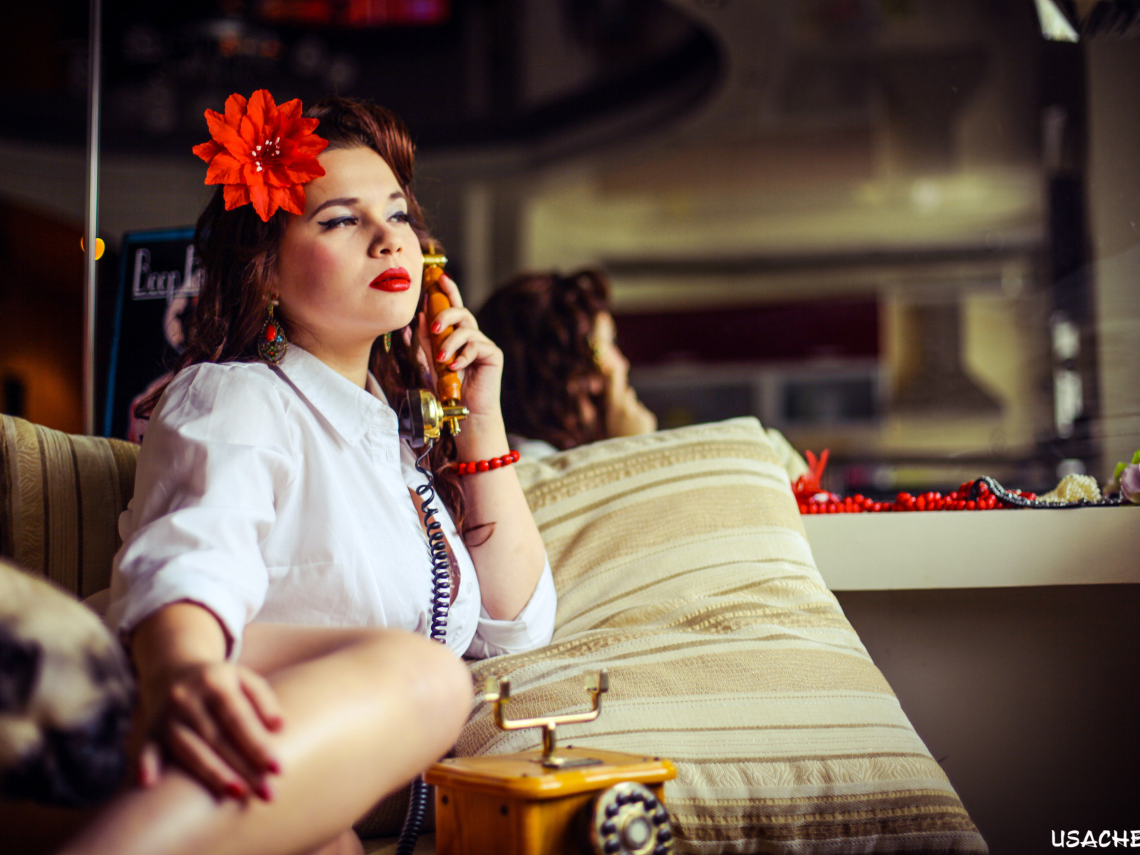 Девушка и ретро телефон