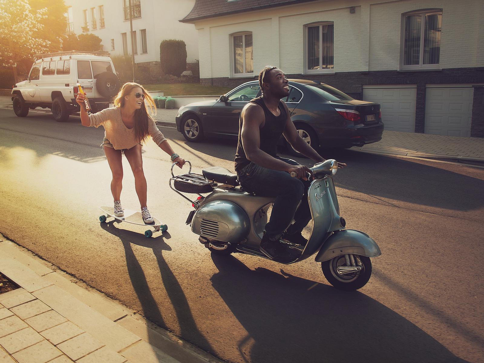 Девушка едет на скейтборде