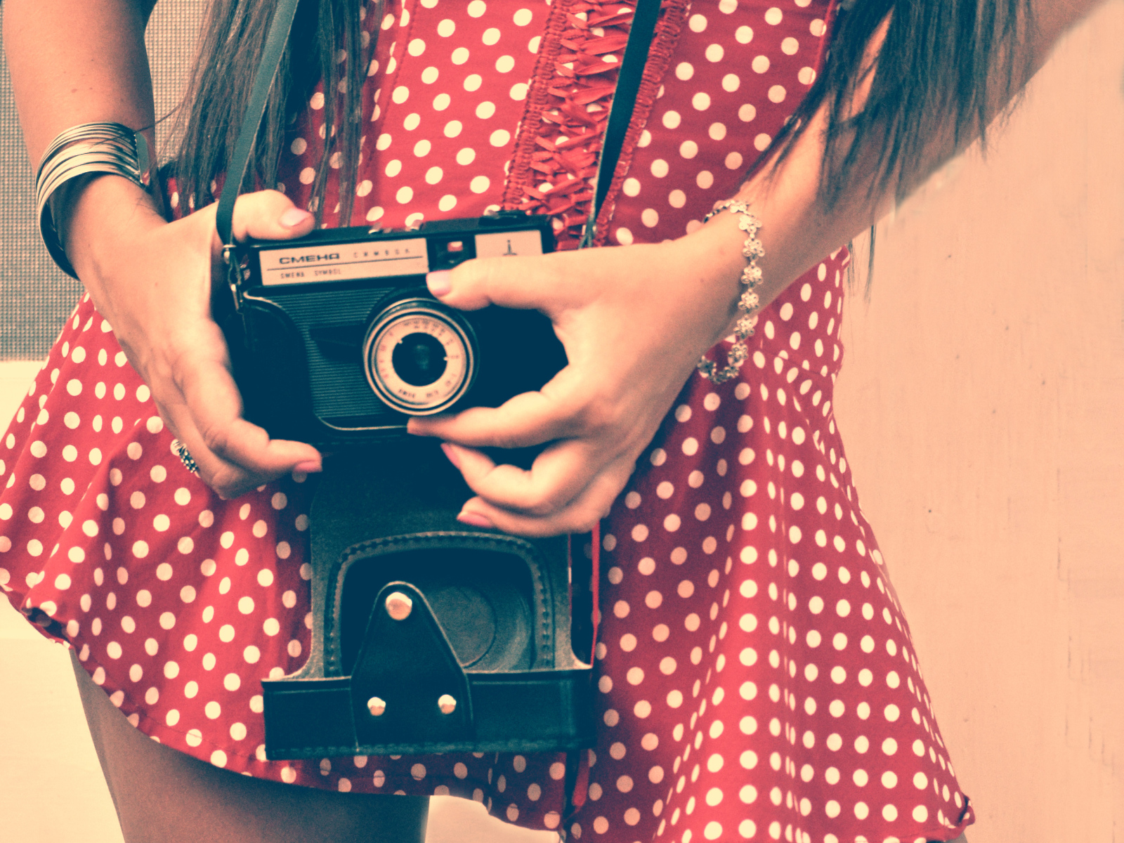 Девушка фотографирует себя