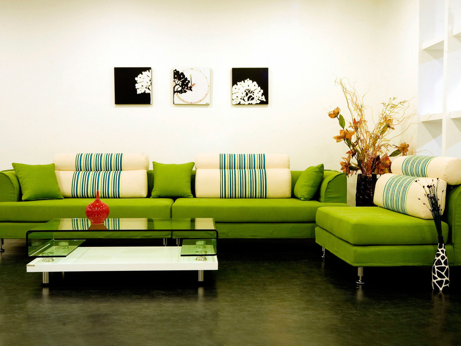Зеленая софа в гостиной