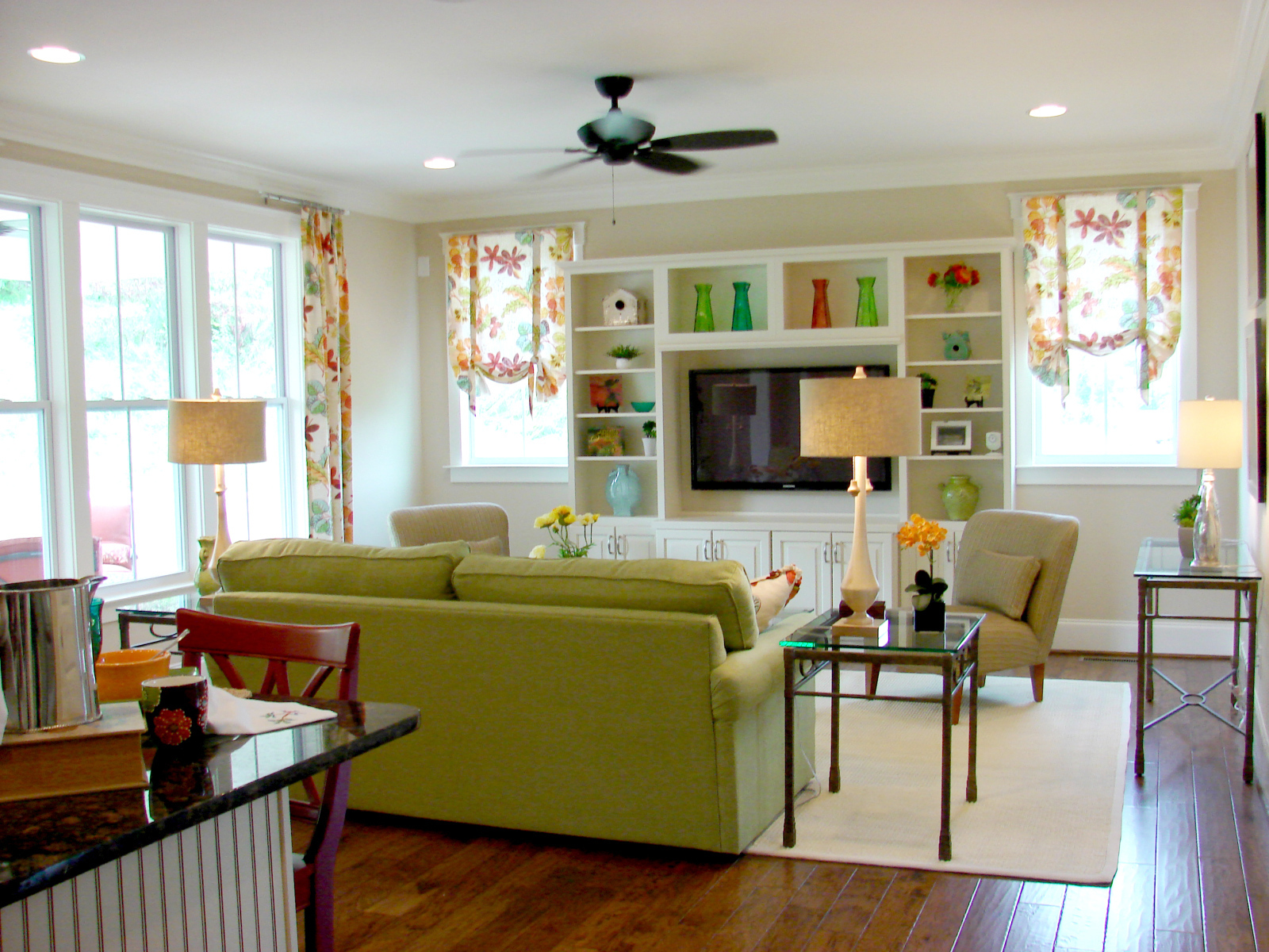 Зеленый диван в гостиной