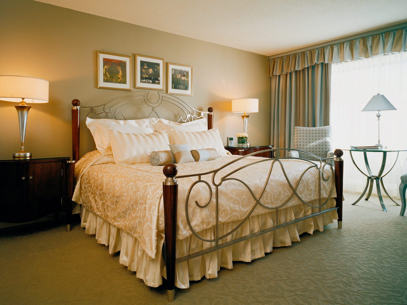 Железная кровать в спальне