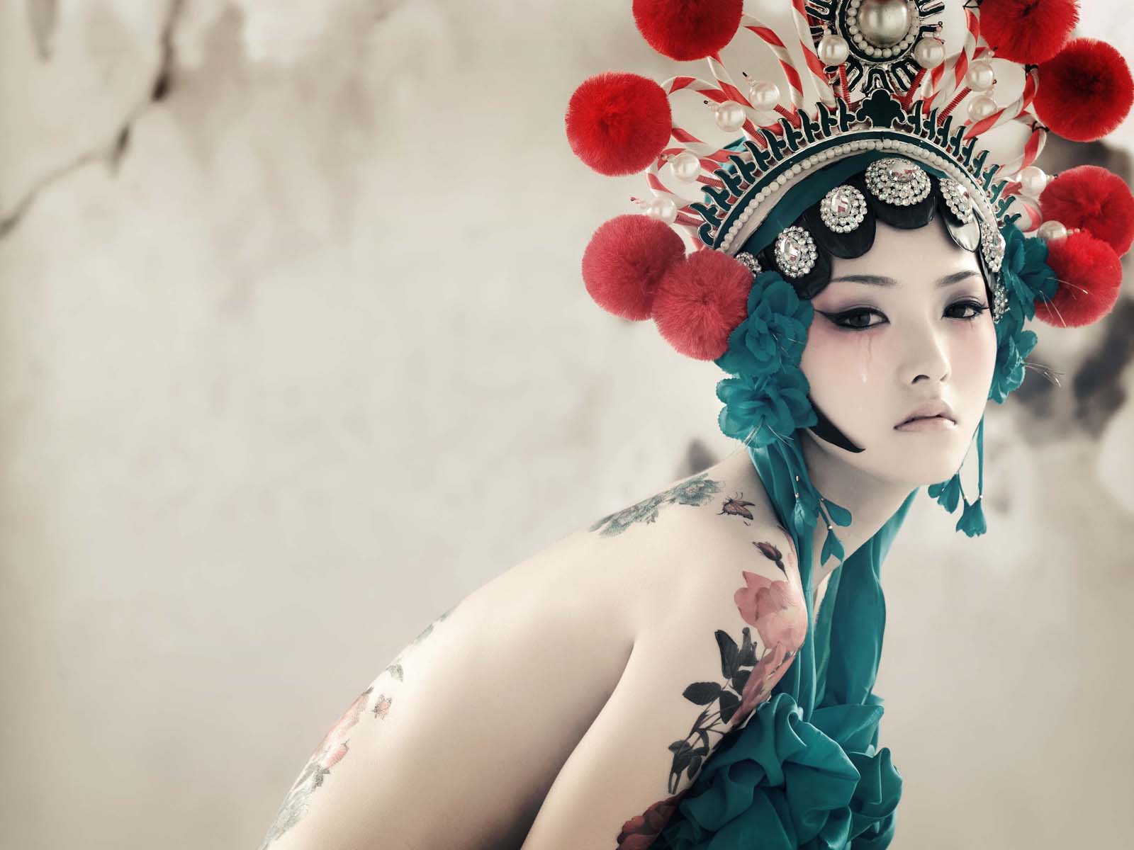 Японская девушка с татуировками