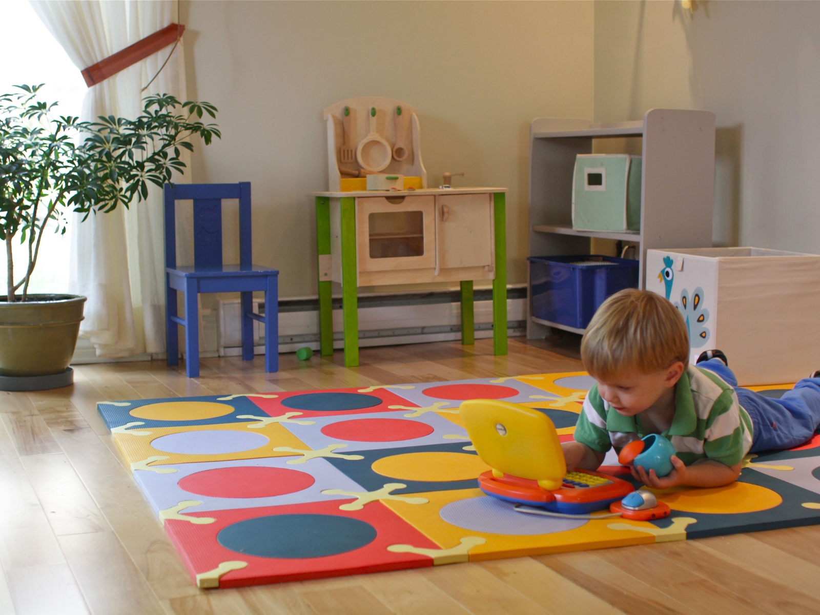 Малыш играет в детской комнате