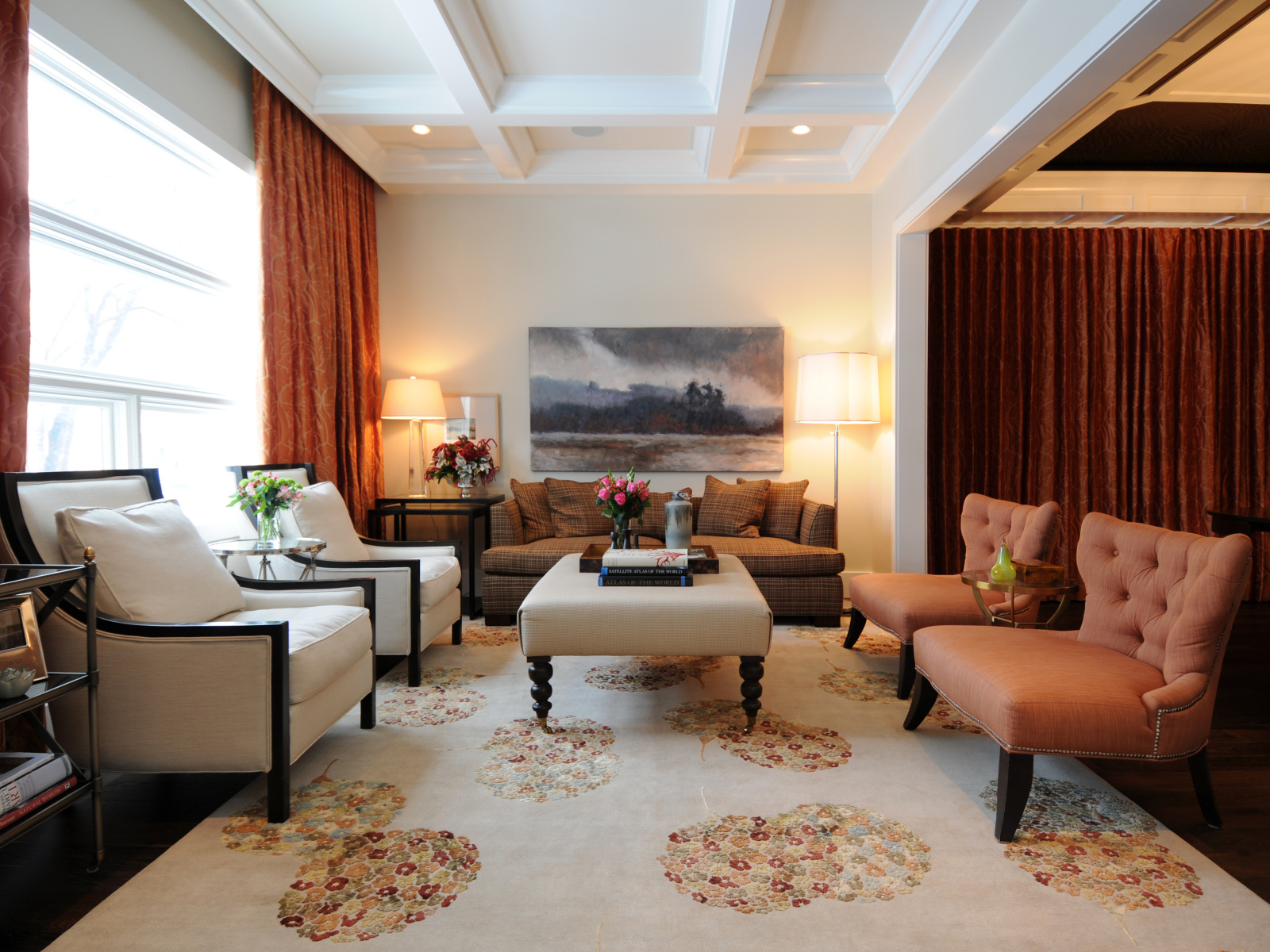 Большой ковер в гостиной