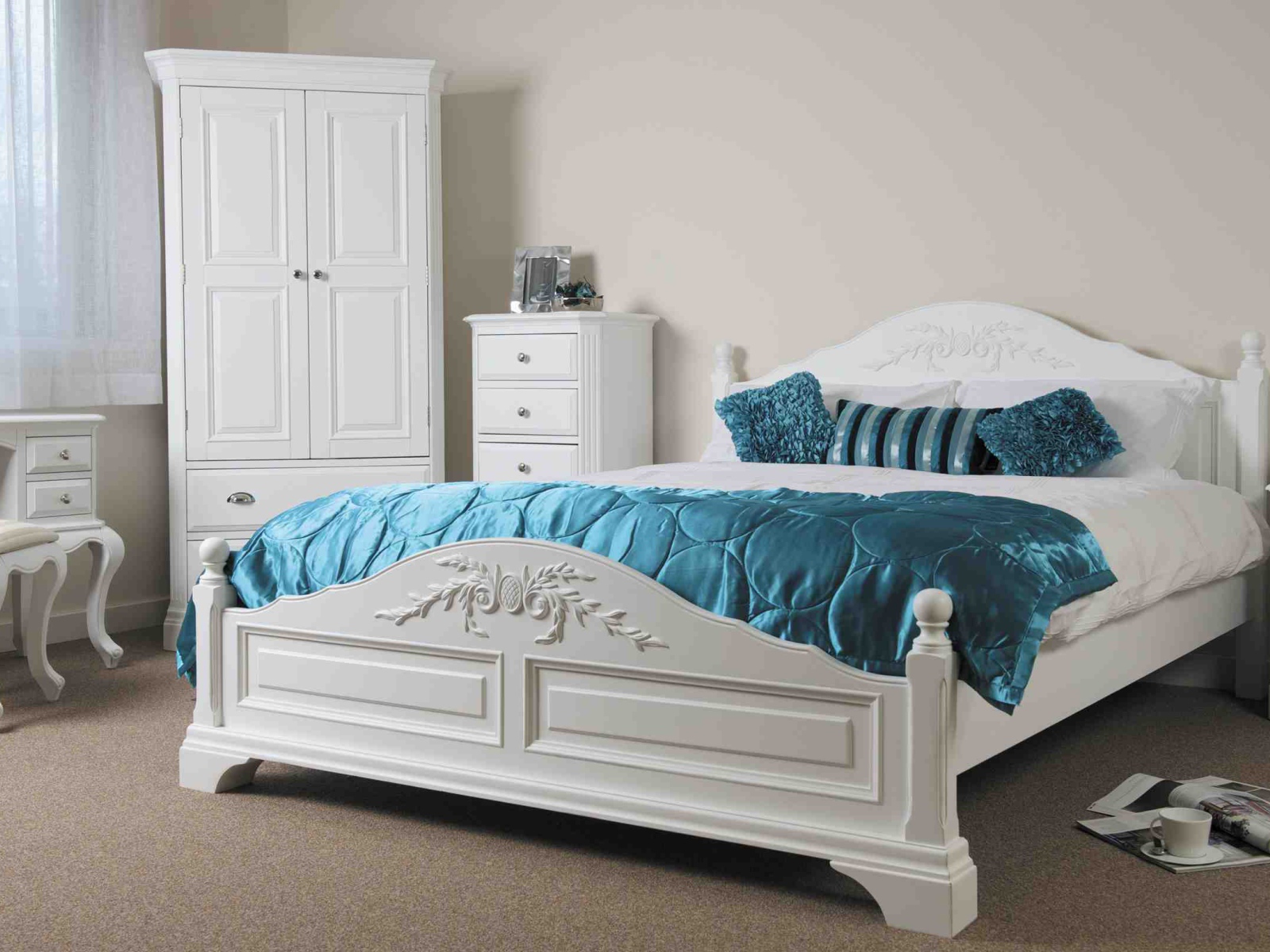 Большая белая кровать в спальне