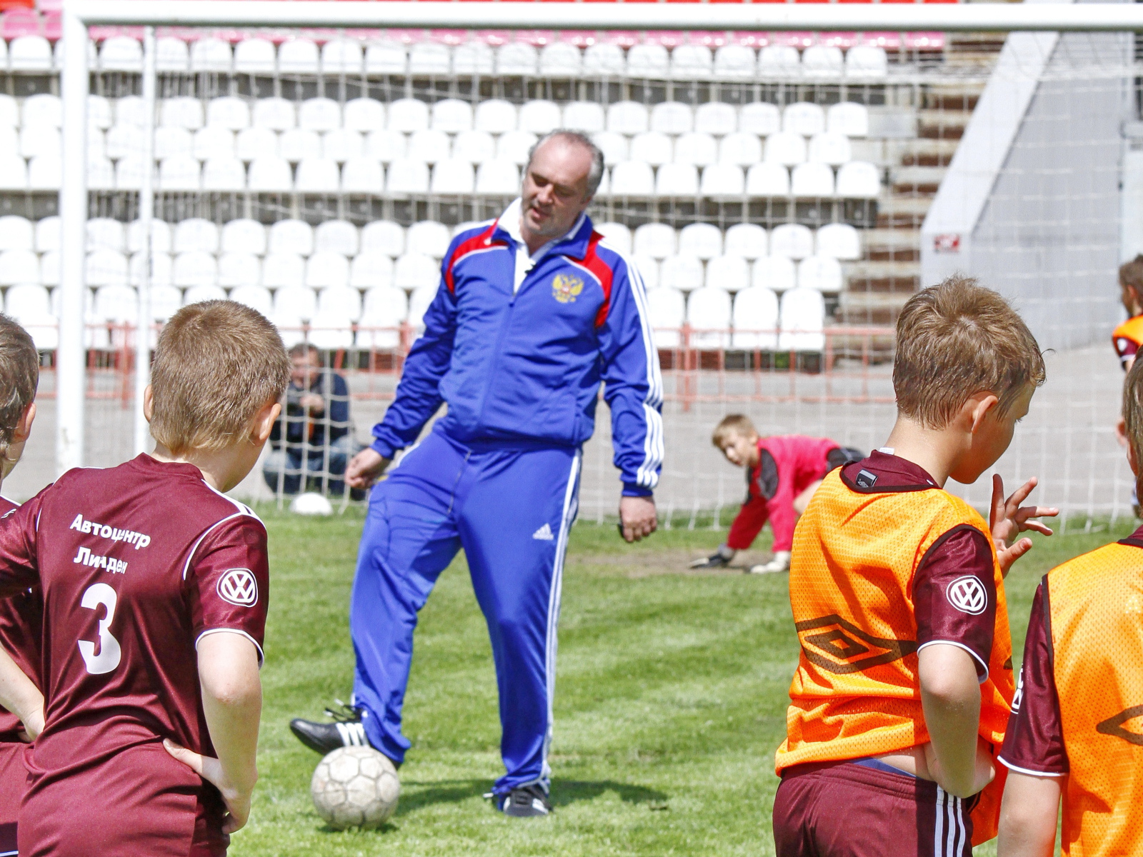 Легендарный вратарь Игорь Шалимов с юными футболистами