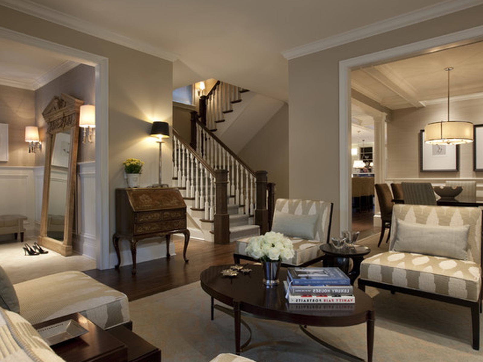 Гостиная с лестницей на второй этаж