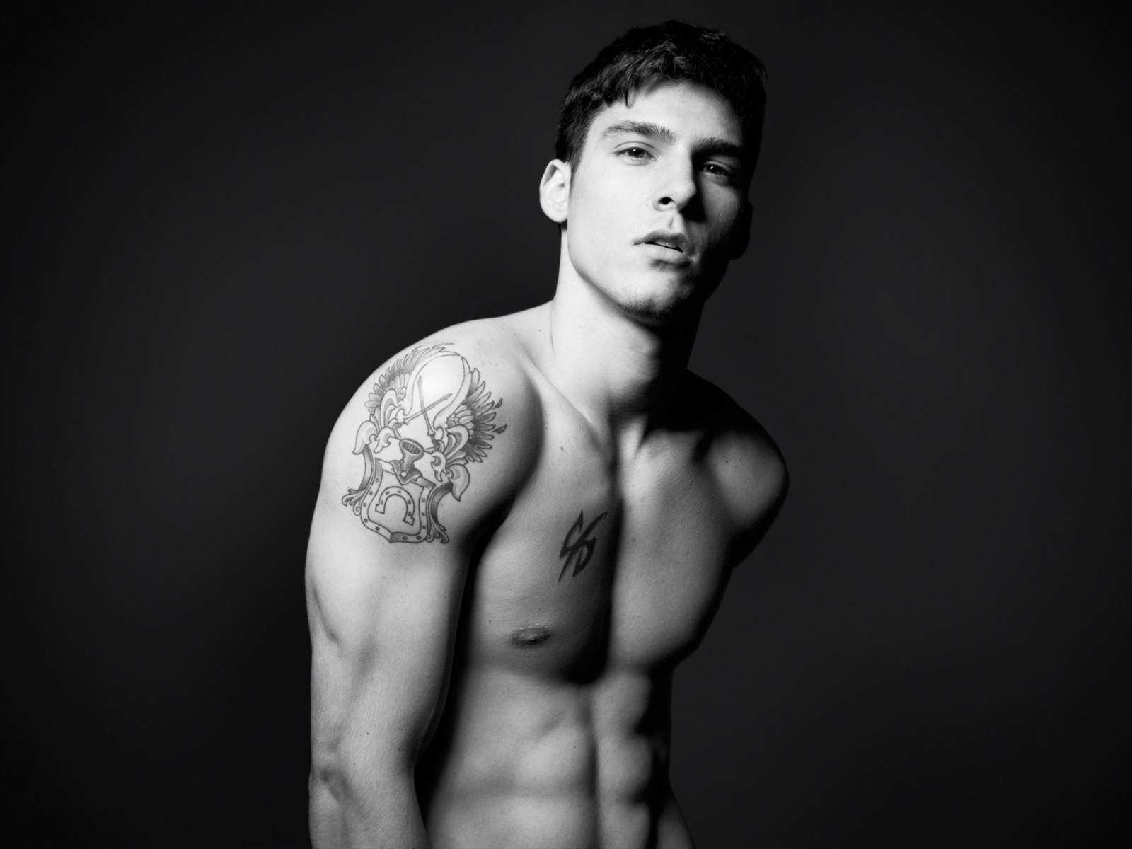Мужчина с татуировками