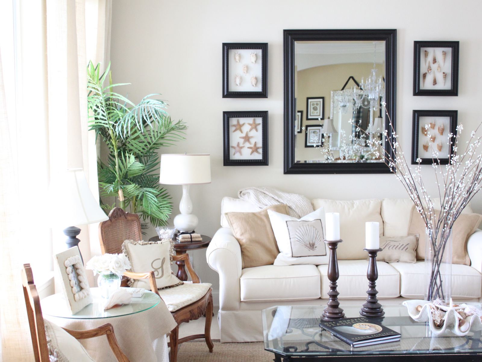 Зеркало на стене в гостиной