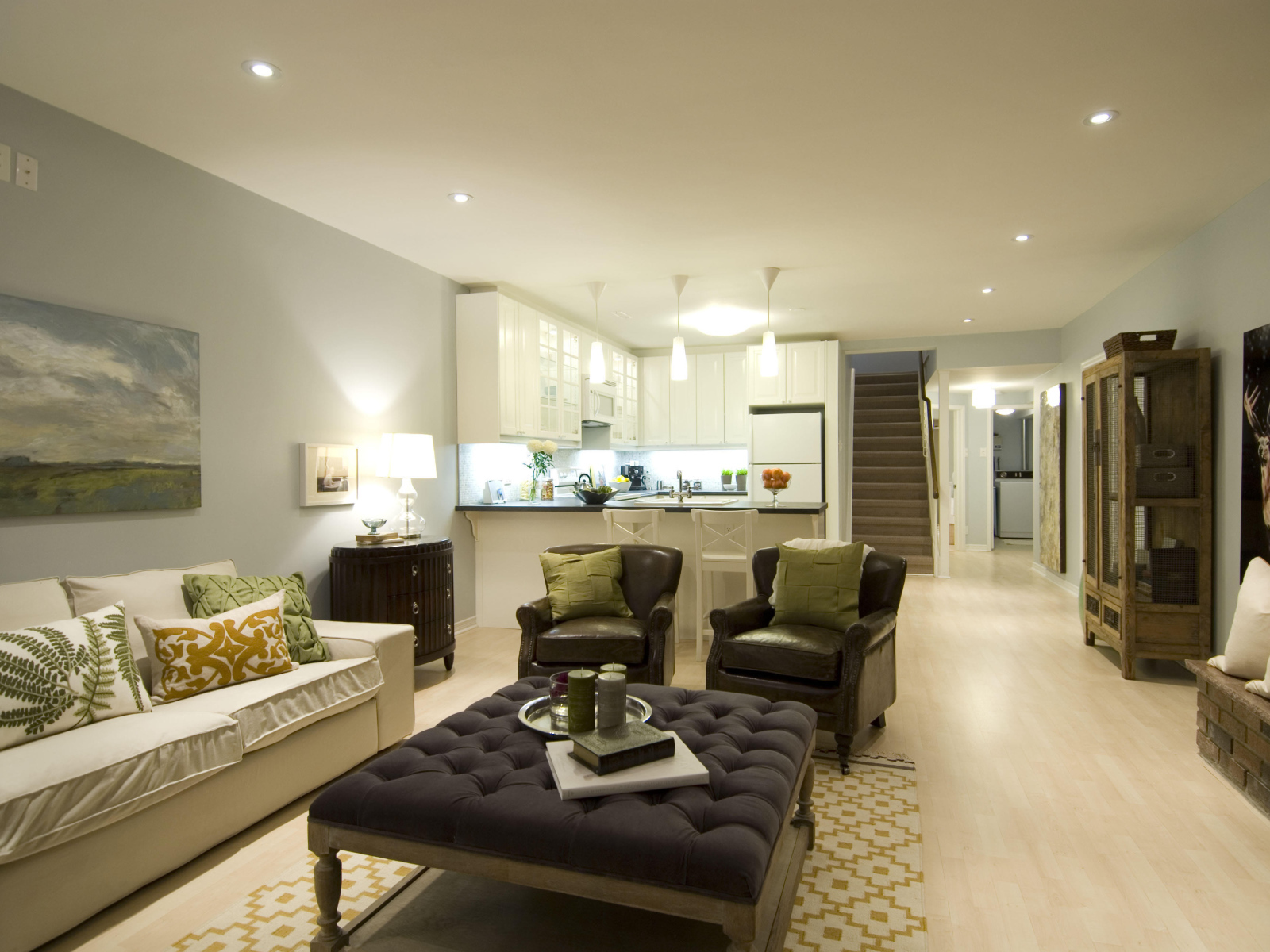 Современная гостиная с кухней