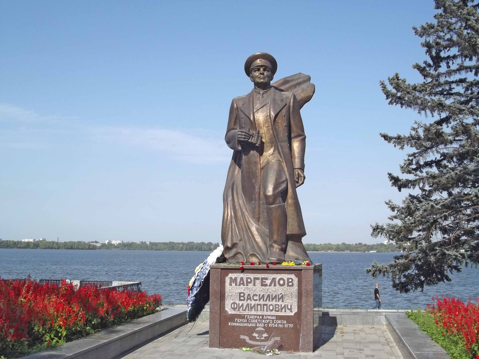 Памятник Василию Маргелову Днепропетровск