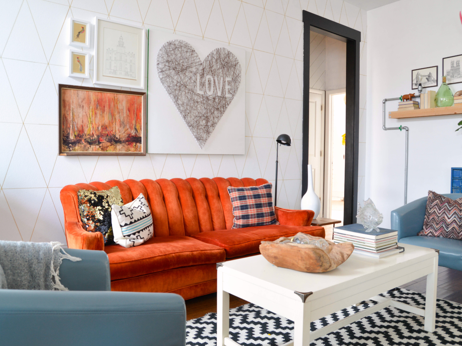 Оранжевый диван в гостиной