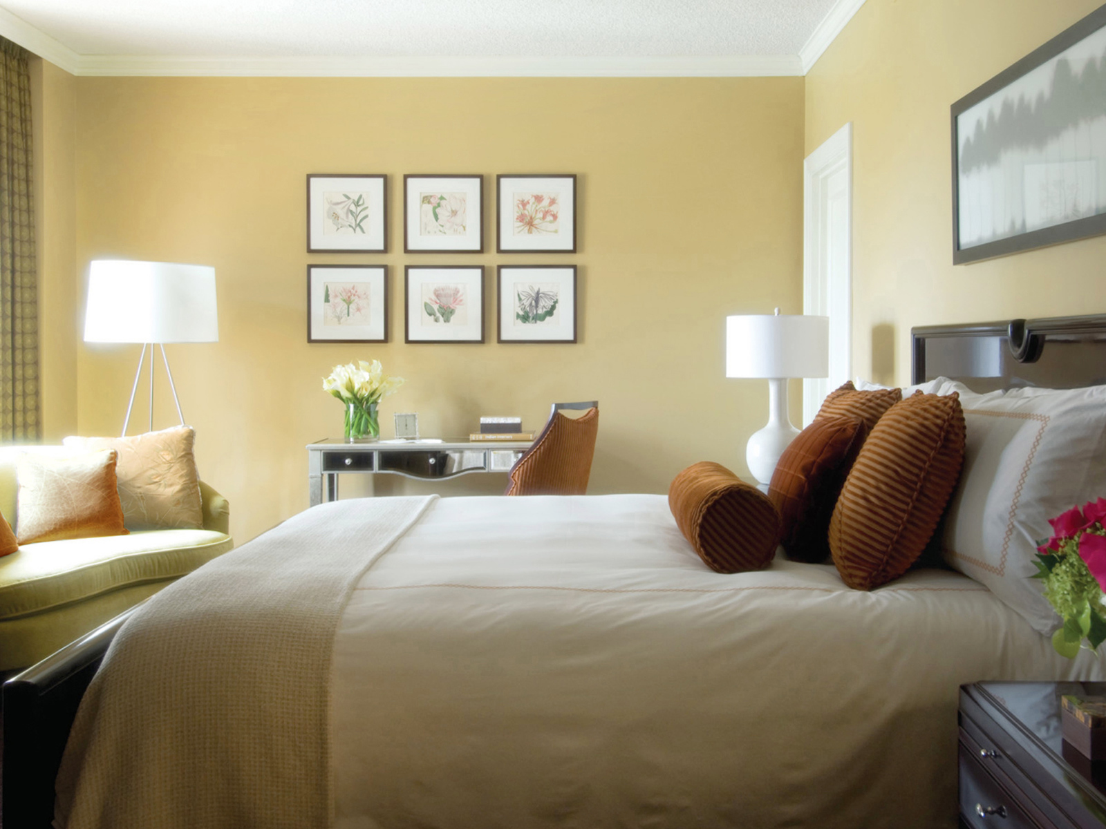 Картины на стене в спальне