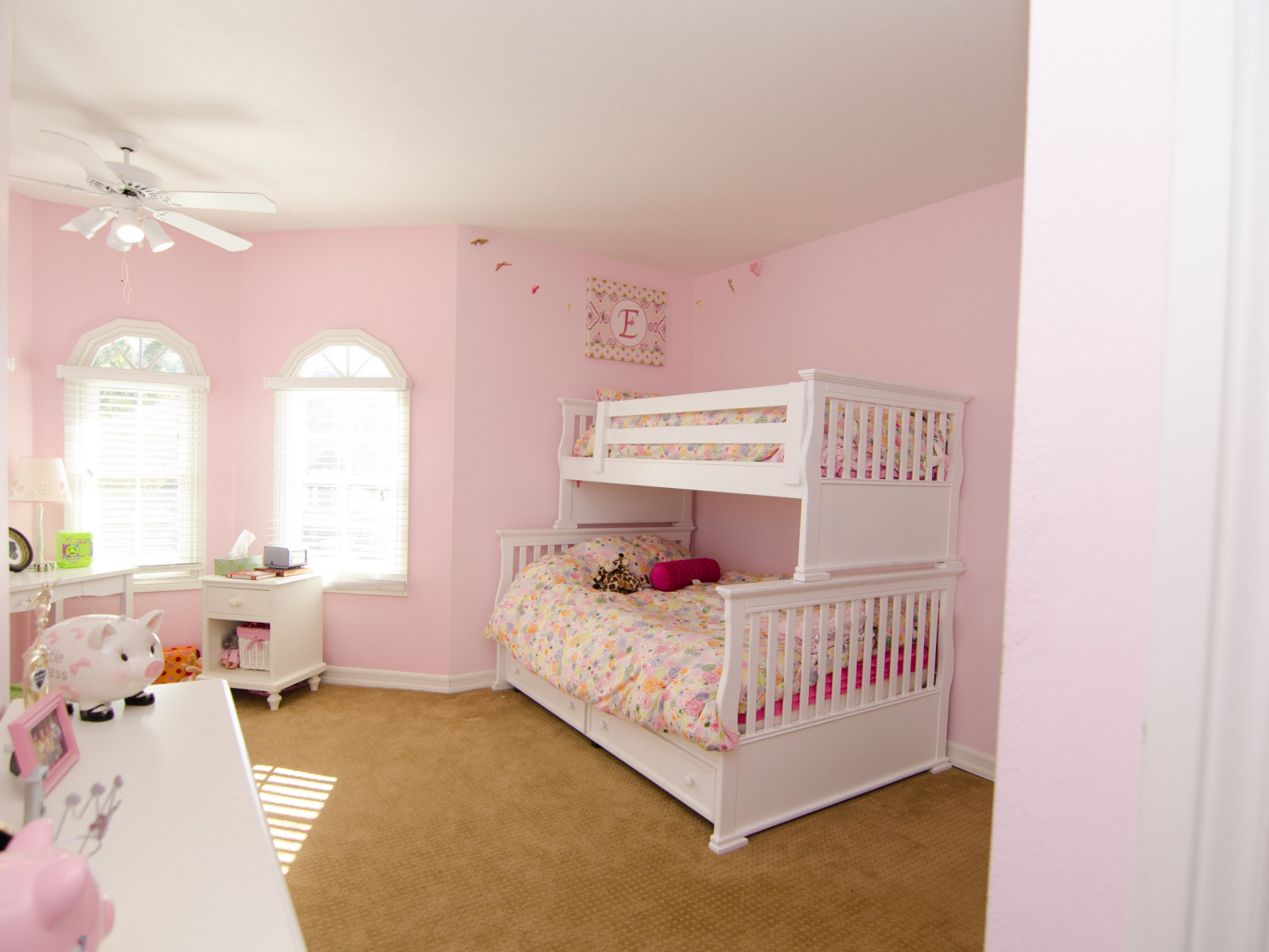 Розовые стены в детской комнате