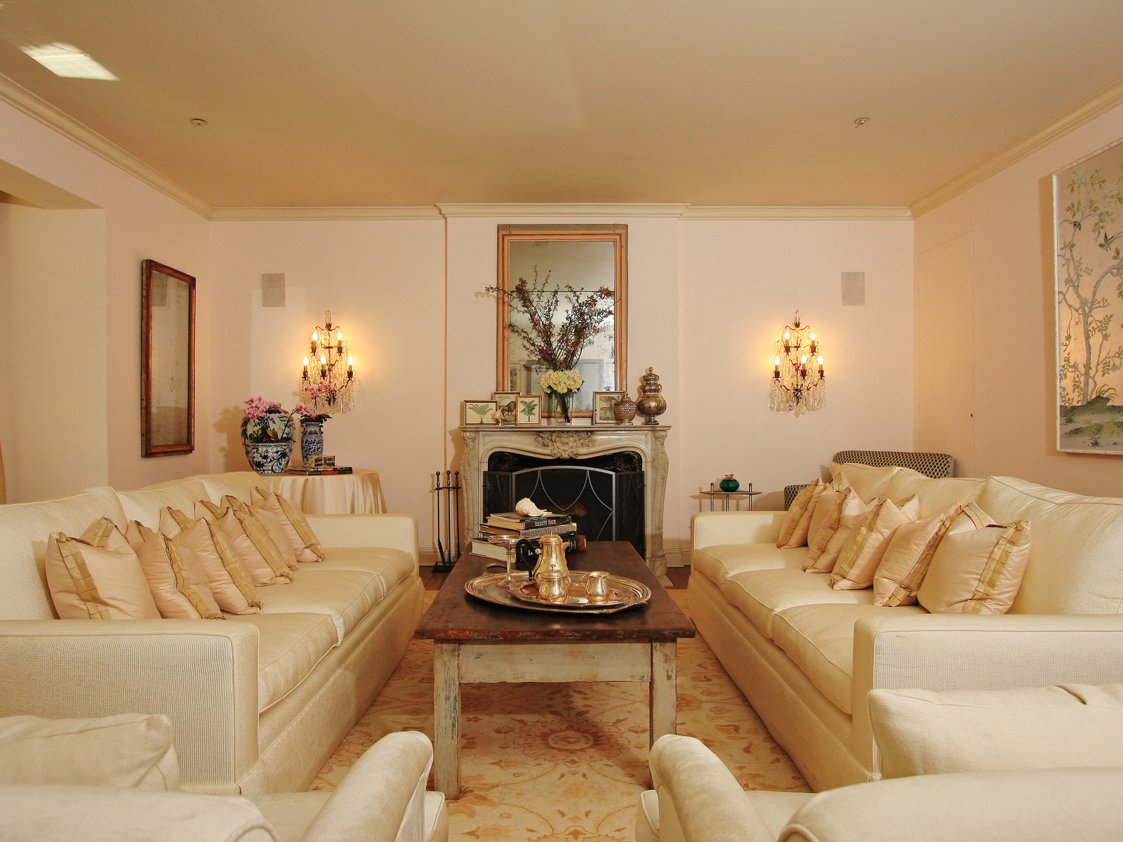 Роскошные диваны в гостиной